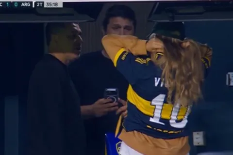 Misterio aclarado: la imagen de Riquelme con Azarenka durante el partido de Boca fue en el entretiempo