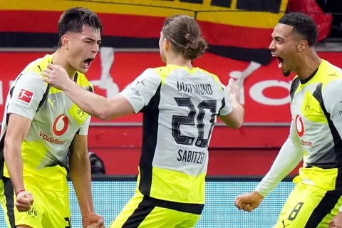 Aaron Anselmino tuvo su debut goleador en la victoria del Borussia Dortmund