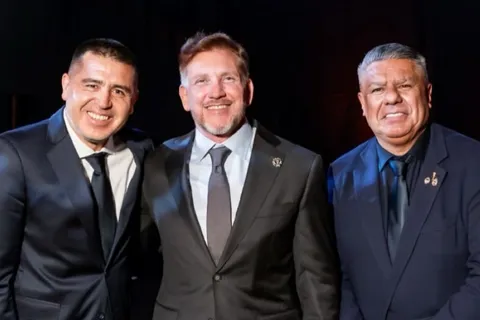 Chiqui Tapia subió una foto con Riquelme y Domínguez: "Quiero agradecerle a Román por..."