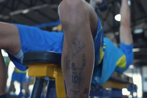 Fanático: quién es la figura de Boca que tiene un tatuaje gigante de Lionel Messi