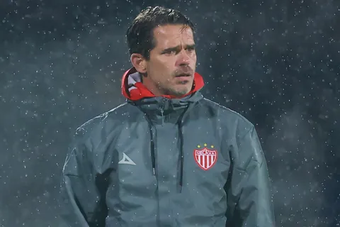 Tras su salida de Boca, Necaxa hizo oficial el despido de Fernando Gago