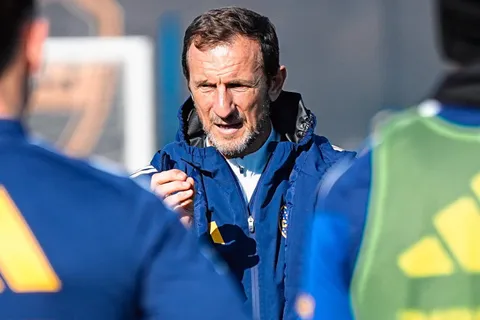 Arruabarrena en el entrenamiento de Boca, pensando el equipo para jugar con San Lorenzo. 