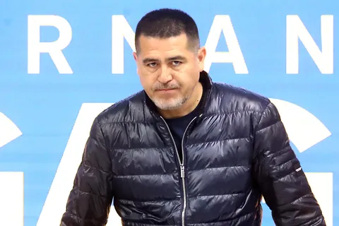 Dilema para Riquelme: llegarán a Boca ofertas por dos jugadores titulares