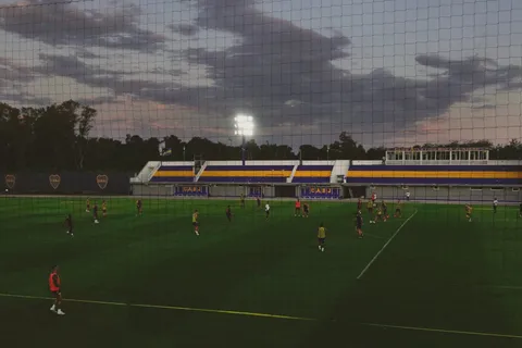 El particular pasacalle que le colgaron a Pol Fernández en Boca Predio