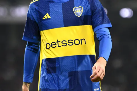 Luis Advíncula faltó a la práctica de Boca y viajó a España: el motivo