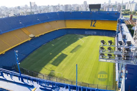 FOTOS | Cómo quedó el campo de juego de La Bombonera, a pocos días del Boca-Defensa