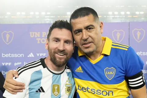 El divertido consejo de Riquelme a los juveniles de Boca: "Usalas como Messi…"