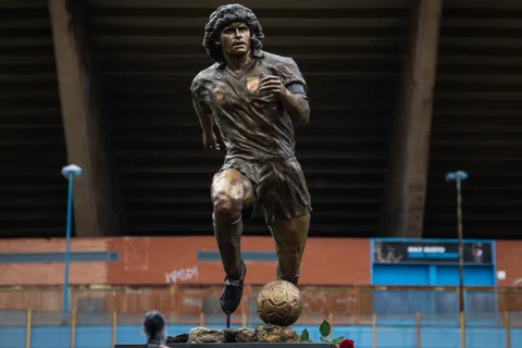 A estar atentos: la estatua de Maradona de Nápoles podría llegar a La Bombonera