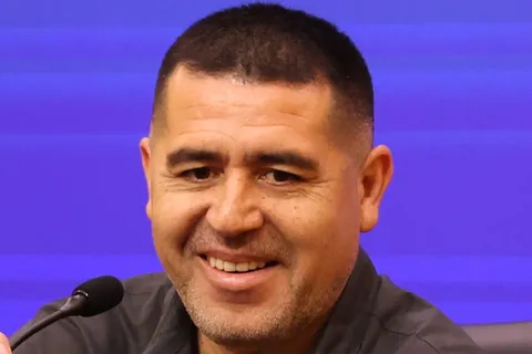 Riquelme ofertará en Boca por Gastón Hernández mientras negocia por Marino Hinestroza
