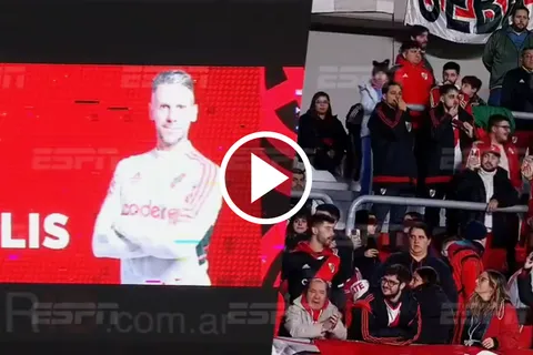 VIDEO | Silbaron a Martín Demichelis en River y estallaron los memes de Boca