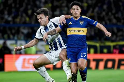Boca y Talleres juegan en La Bombonera.