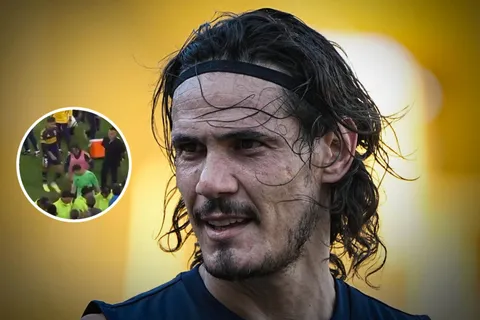 El gesto de Edinson Cavani a los hinchas de Boca que insultaron a Úbeda después del partido