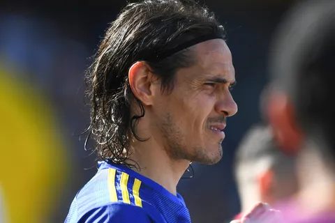 Cavani salió por una molestia: el historial de lesiones del delantero en los últimos años