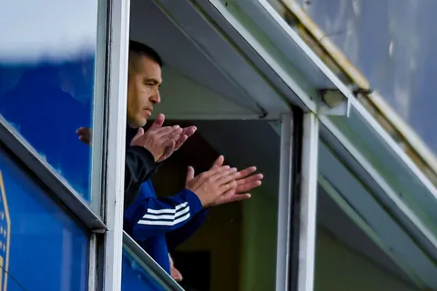 Inesperado: afirman que el "tapado" de Riquelme sería un histórico jugador de la Selección Argentina
