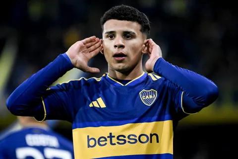 Flores, defendido por un compañero suyo en Boca. 