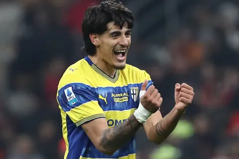 Riquelme presiona por Romaña, pero ya tiene tres opciones por si se cae el pase