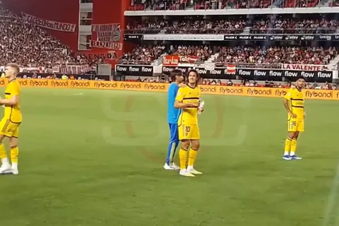 VIDEO | El gesto de Cavani a los hinchas de Estudiantes que generó confusión y bronca