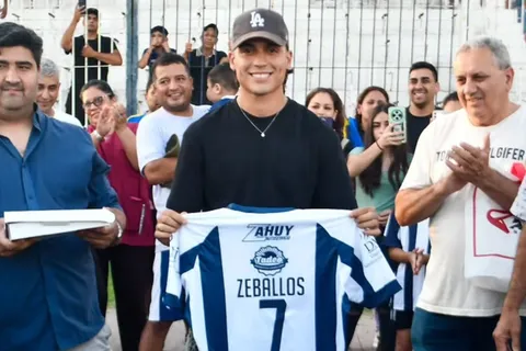 Locura por Exequiel Zeballos en La Banda: el crack de Boca volvió a su pueblo