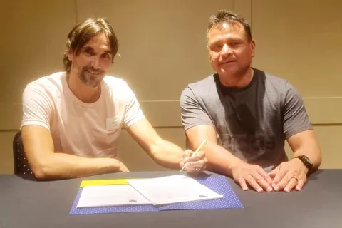 Diego Martínez firmando su contrato en Boca