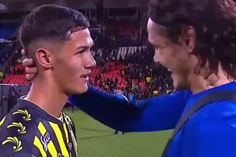 Edinson Cavani cambiando su camiseta con el jugador de Almirante Brown