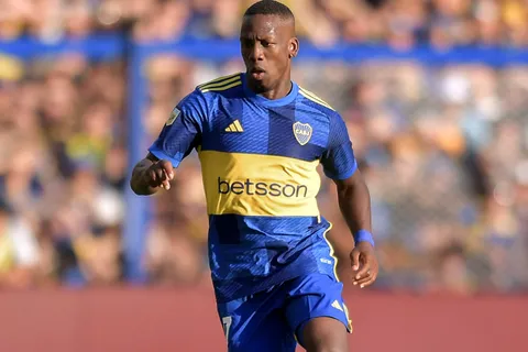La noticia que recibió Luis Advíncula de Europa en medio de la negociación con Boca
