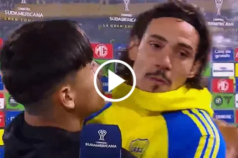 Video: un hincha de Boca besó a Edinson Cavani en plena nota y su reacción se volvió viral