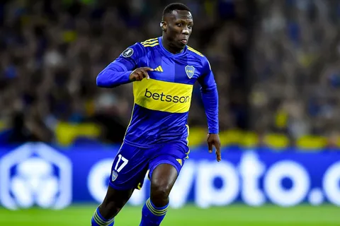 Se encamina la renovación del contrato de Luis Advíncula con Boca por un detalle