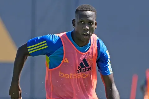 Habló sobre la renovación: el aviso del representante de Luis Advíncula a Boca