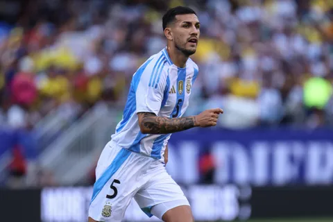 Cómo fue la última charla que tuvo Leandro Paredes con Riquelme sobre su vuelta a Boca