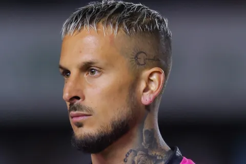 Las fotos virales de Benedetto: su frase en un vaso y el tatuaje de Boca tapado
