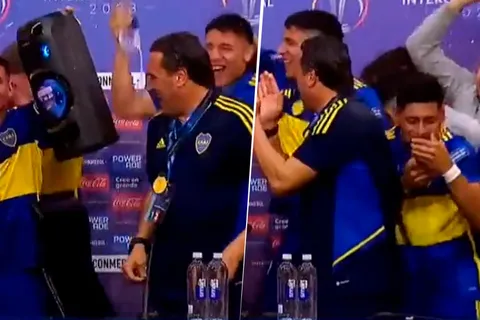 VIDEO | Los campeones del Boca Sub 20 invadieron la conferencia del DT