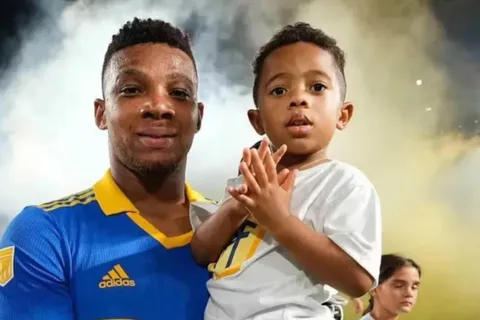 La inesperada historia de Fabra en Instagram por su momento en Boca, junto a su hijo: "Mi papá está triste"