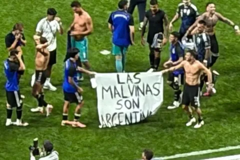 Los jugadores de Argentina mostraron la bandera de Malvinas tras ganarle a Inglaterra