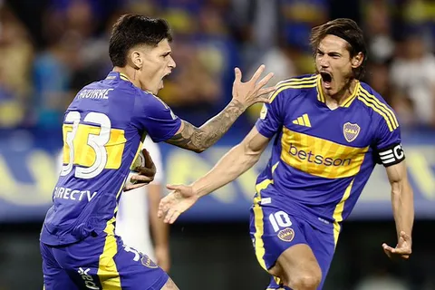EdinsonCavani y Brian Aguirre en la victoria de Boca contra Godoy Cruz
