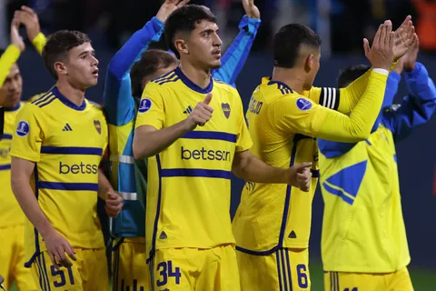 Los hinchas eligieron a Luis Advíncula como la gran figura en Quito: "Siempre da la cara"