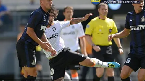 Banega marca el camino