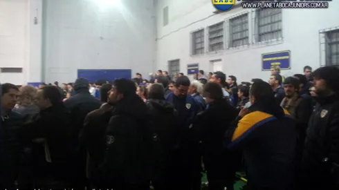 Escándalo en la Asamblea: concesión y sillazos