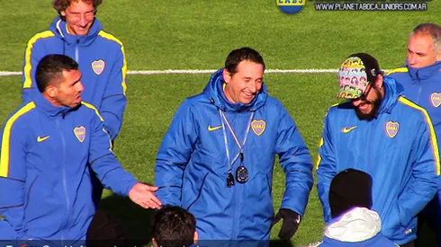 El primer entrenamiento de Tevez, con la visita de Osvaldo