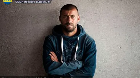 Samuel va colgando los botines