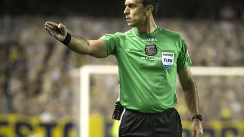 El árbitro vs. Racing por el torneo