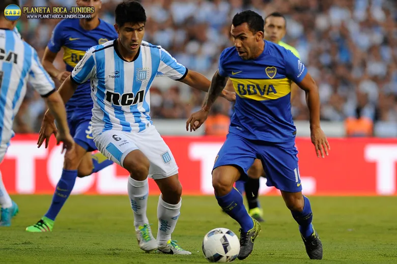 Tevez intentando conducir al Xeneize.