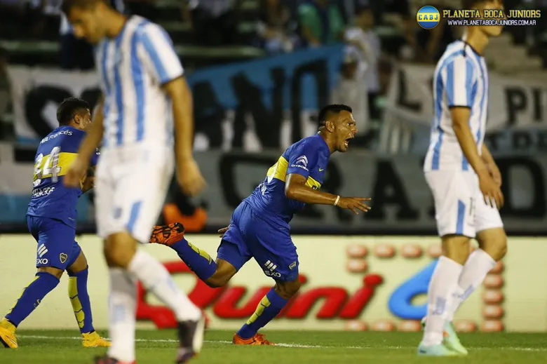 Chávez le anotó un doblete en el verano a Racing. Hoy lo mira desde el banco.