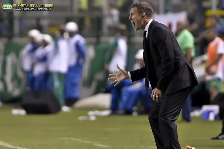 El entrenador estuvo muy activo en el banco de suplentes.