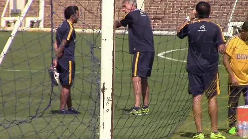 Charla entre Tevez y el preparador físico