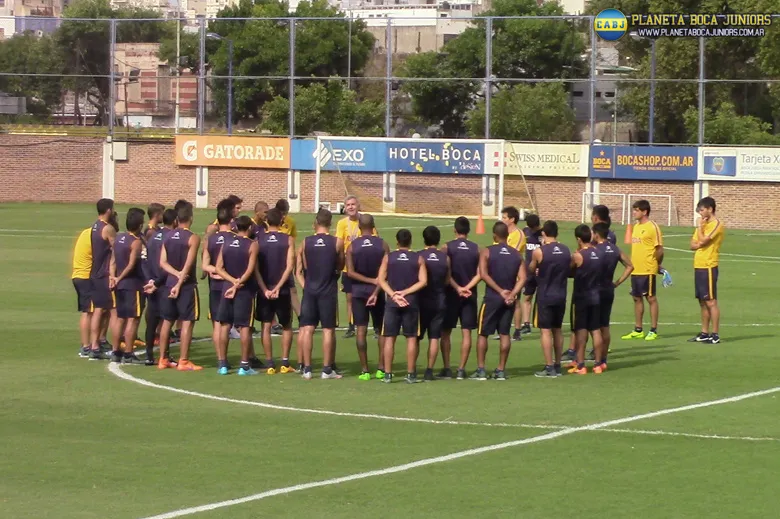 Guillermo hablando con sus dirigidos. Foto: Prensa C.A.B.J.