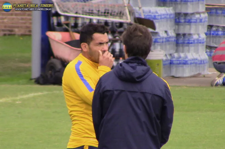Guillermo y Tevez dialogando aparte.