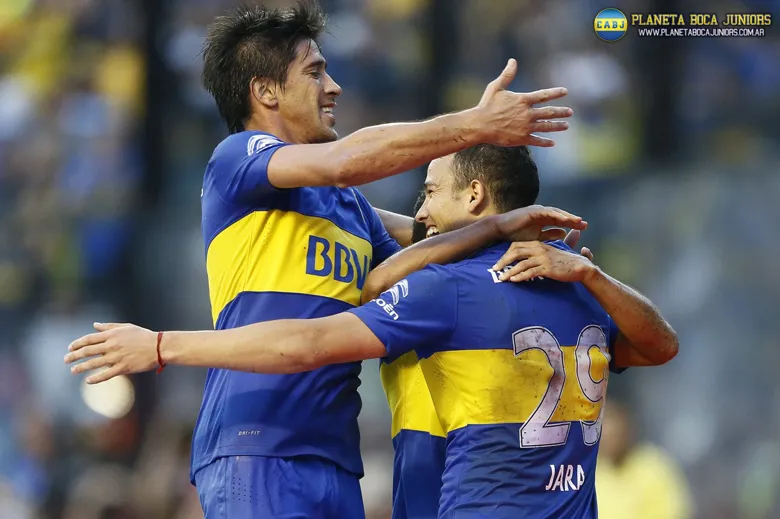 Jara y Pérez celebrando el gol con Carrizo. Hoy están lesionados. Foto: Prensa C.A.B.J.