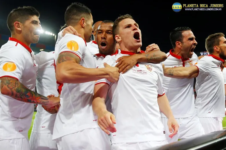 Banega celebrando el título.