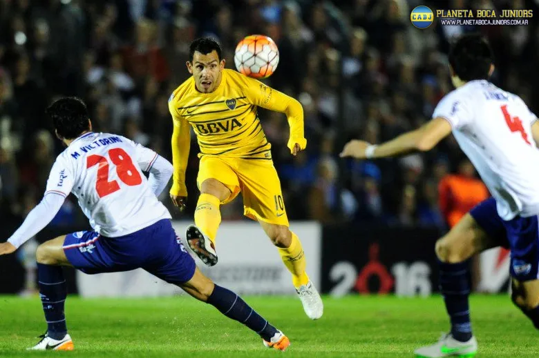 Tevez ante dos rivales.