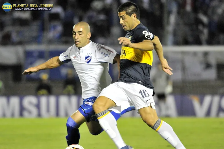 Riquelme enfrentando a Nacional.